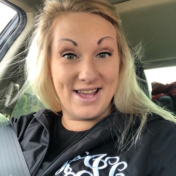 Meet your Posher, Kendra - Picture 2 of 2